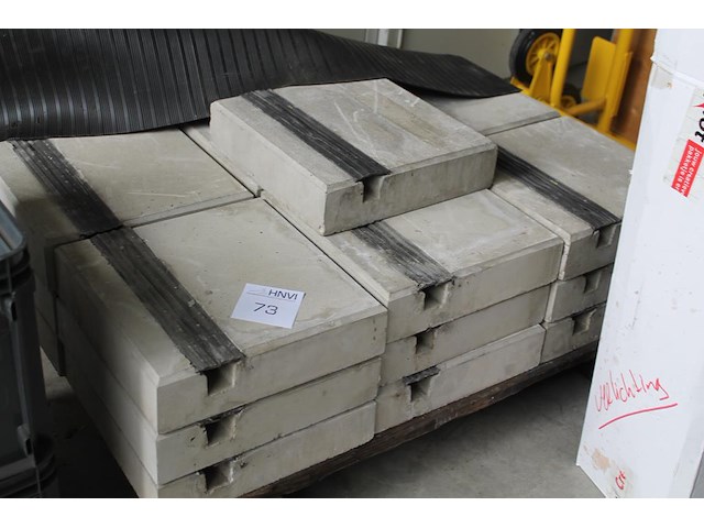 Achttien tegels met kabelgoot 30 x 30 cm. - afbeelding 1 van  2