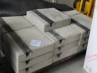 Achttien tegels met kabelgoot 30 x 30 cm. - afbeelding 1 van  2