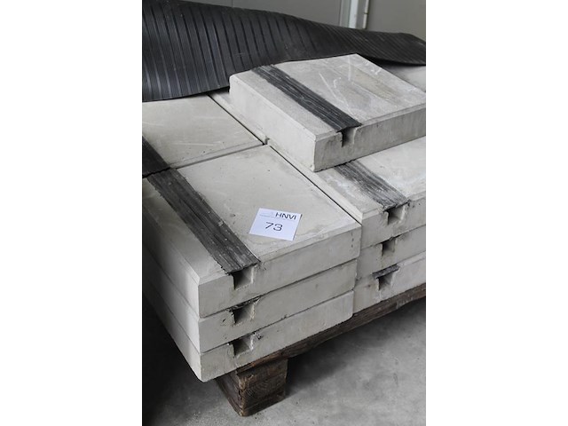 Achttien tegels met kabelgoot 30 x 30 cm. - afbeelding 2 van  2