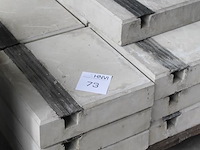 Achttien tegels met kabelgoot 30 x 30 cm. - afbeelding 2 van  2