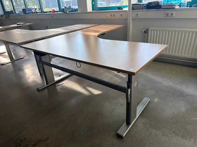 Actiforce hoekbureau (electrisch in hoogte verstelbaar) - afbeelding 1 van  6