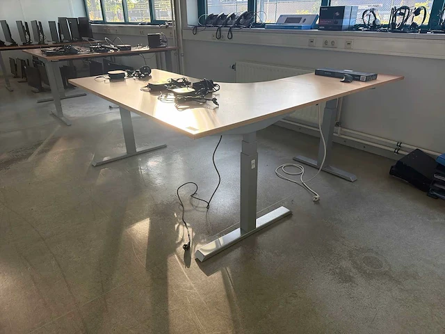Actiforce hoekbureau (electrisch in hoogte verstelbaar) - afbeelding 1 van  4