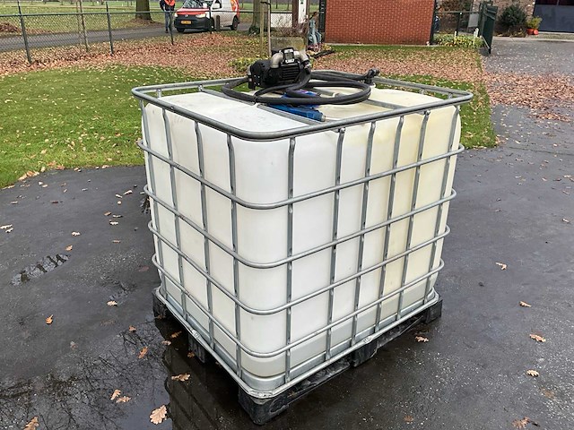 Adblue ibc container met pomp - afbeelding 1 van  5