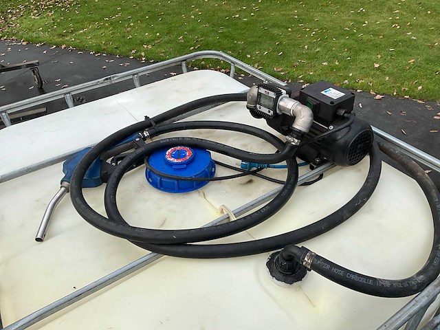 Adblue ibc container met pomp - afbeelding 3 van  5