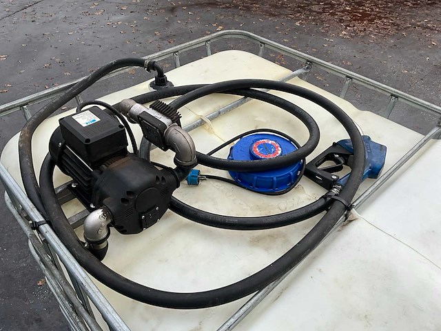 Adblue ibc container met pomp - afbeelding 4 van  5