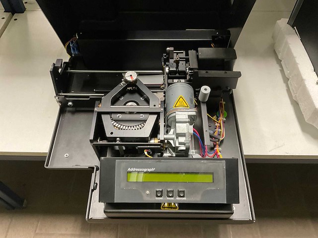 Addressograph 320 penning reliëf machine - afbeelding 2 van  2