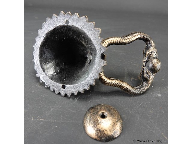 Adelaarshoofd als deurklopper - afbeelding 5 van  5