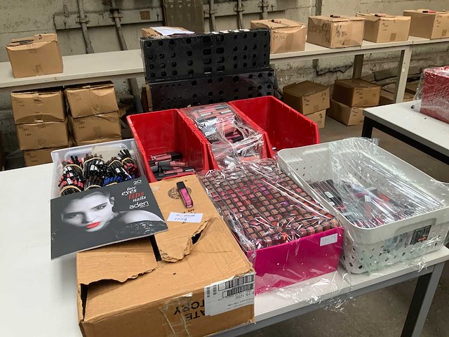 Aden - various pharmaceutical, cosmetic and chemical - afbeelding 2 van  4