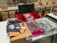 Aden - various pharmaceutical, cosmetic and chemical - afbeelding 2 van  4