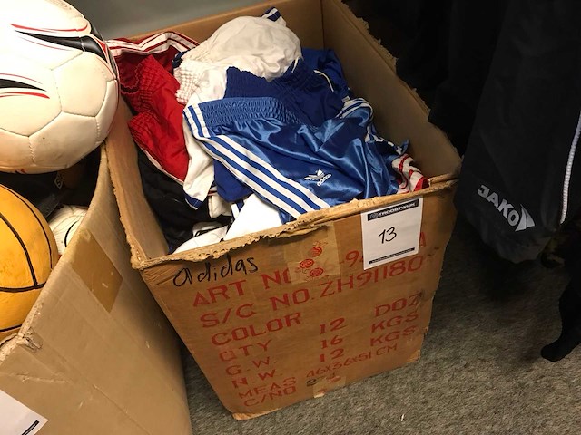 Adidas partij voetbalbroekjes - afbeelding 1 van  2