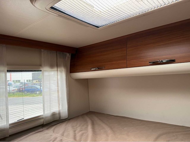 Adria mobil - matrix m 680sp - camper - 2011 - afbeelding 2 van  31