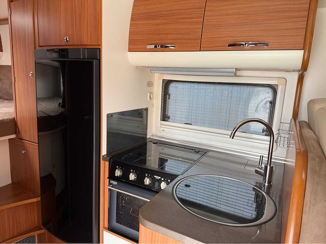 Adria mobil - matrix m 680sp - camper - 2011 - afbeelding 3 van  31