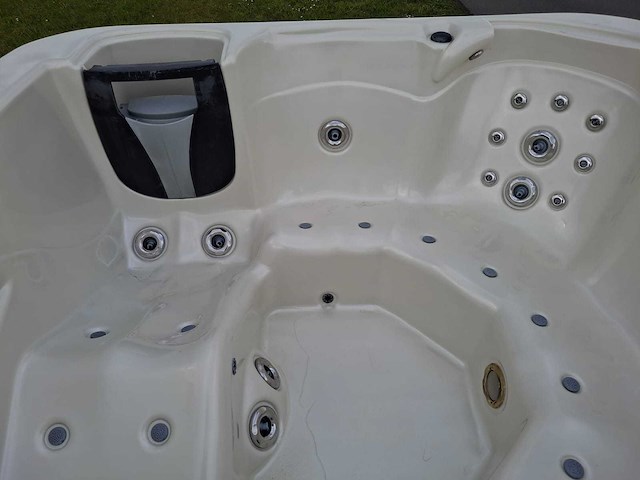 Aeware 6 persoons jacuzzi en buitenspa - afbeelding 2 van  33