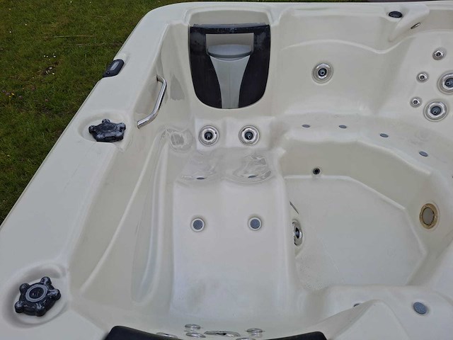 Aeware 6 persoons jacuzzi en buitenspa - afbeelding 3 van  33