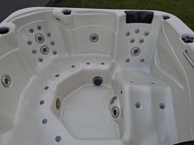 Aeware 6 persoons jacuzzi en buitenspa - afbeelding 8 van  33