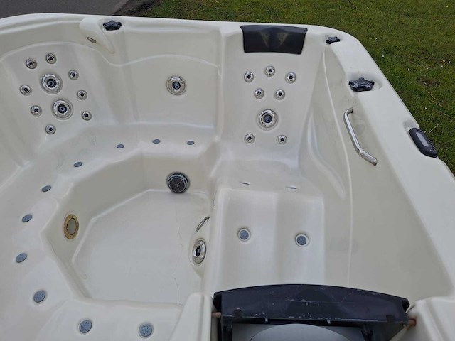 Aeware 6 persoons jacuzzi en buitenspa - afbeelding 9 van  33