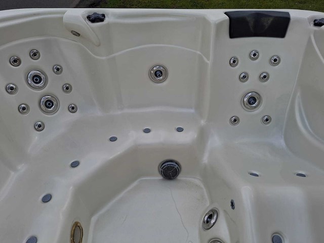 Aeware 6 persoons jacuzzi en buitenspa - afbeelding 10 van  33