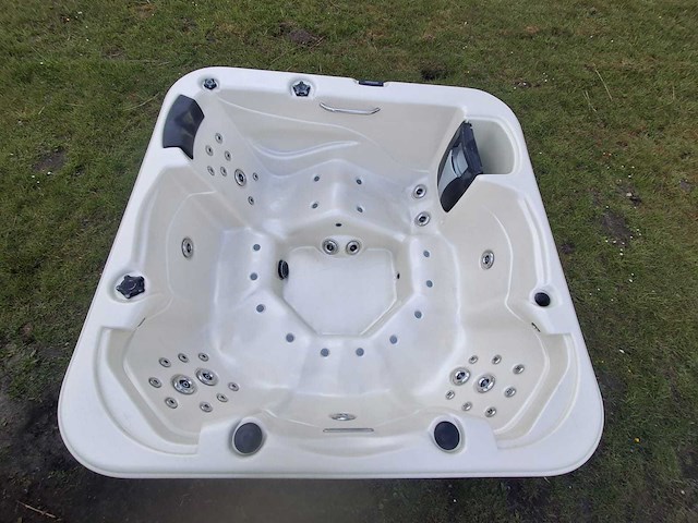 Aeware 6 persoons jacuzzi en buitenspa - afbeelding 1 van  33