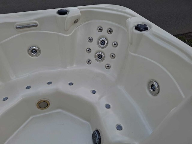 Aeware 6 persoons jacuzzi en buitenspa - afbeelding 15 van  33