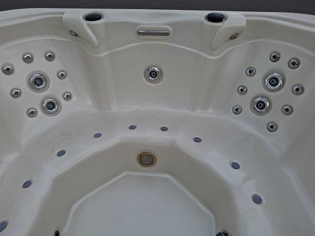 Aeware 6 persoons jacuzzi en buitenspa - afbeelding 16 van  33