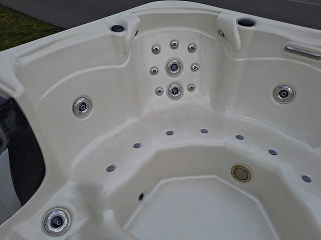 Aeware 6 persoons jacuzzi en buitenspa - afbeelding 17 van  33