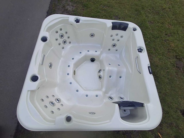 Aeware 6 persoons jacuzzi en buitenspa - afbeelding 12 van  33