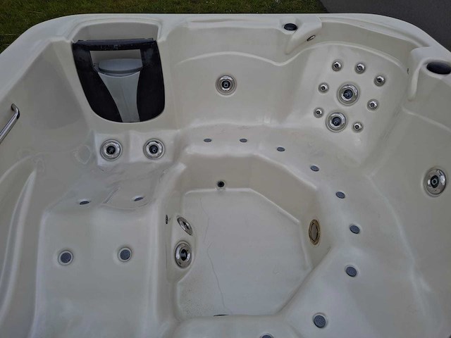 Aeware 6 persoons jacuzzi en buitenspa - afbeelding 32 van  33