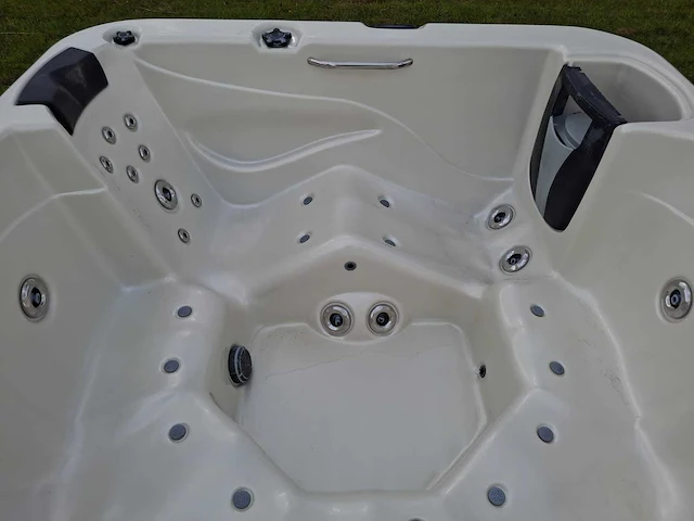 Aeware 6 persoons jacuzzi en buitenspa - afbeelding 4 van  33