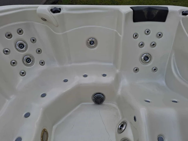 Aeware 6 persoons jacuzzi en buitenspa - afbeelding 10 van  33