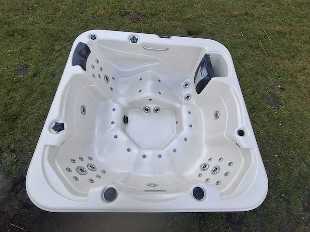 Aeware 6 persoons jacuzzi en buitenspa - afbeelding 1 van  33