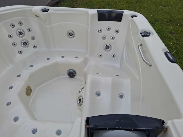 Aeware 6 persoons jacuzzi en buitenspa - afbeelding 8 van  33