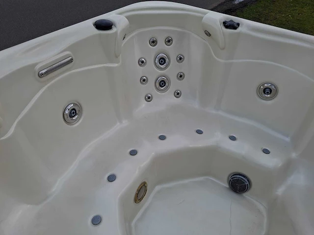 Aeware 6 persoons jacuzzi en buitenspa - afbeelding 10 van  33