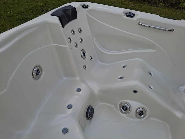 Aeware 6 persoons jacuzzi en buitenspa - afbeelding 3 van  7