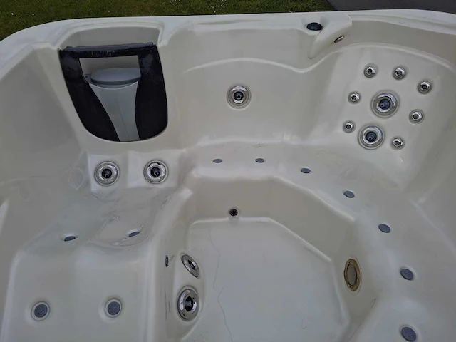 Aeware 6 persoons jacuzzi en buitenspa - afbeelding 25 van  33