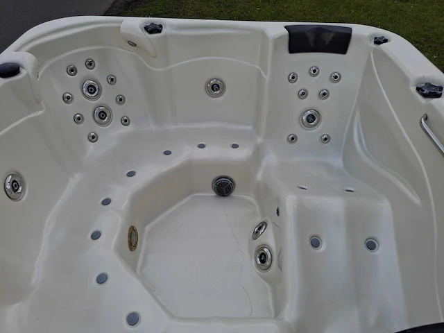 Aeware 6 persoons jacuzzi en buitenspa - afbeelding 29 van  33