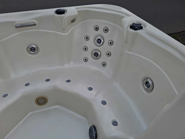 Aeware 6 persoons jacuzzi en buitenspa - afbeelding 9 van  33