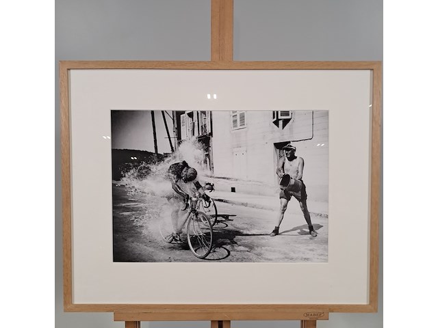 Afbeelding in lijst, een toeschouwer zorgt bij de tour de france voor verkoelng voor de renners aldo ronconni en maurice diot - afbeelding 1 van  7