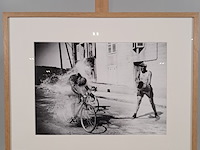 Afbeelding in lijst, een toeschouwer zorgt bij de tour de france voor verkoelng voor de renners aldo ronconni en maurice diot