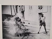 Afbeelding in lijst, een toeschouwer zorgt bij de tour de france voor verkoelng voor de renners aldo ronconni en maurice diot - afbeelding 2 van  7