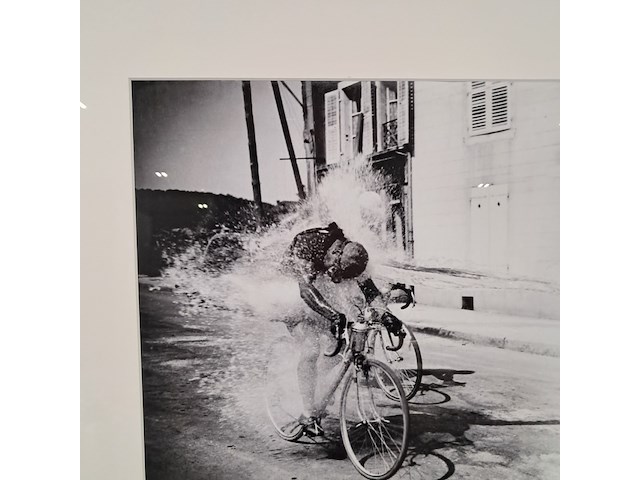 Afbeelding in lijst, een toeschouwer zorgt bij de tour de france voor verkoelng voor de renners aldo ronconni en maurice diot - afbeelding 3 van  7