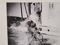 Afbeelding in lijst, een toeschouwer zorgt bij de tour de france voor verkoelng voor de renners aldo ronconni en maurice diot - afbeelding 3 van  7