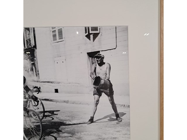 Afbeelding in lijst, een toeschouwer zorgt bij de tour de france voor verkoelng voor de renners aldo ronconni en maurice diot - afbeelding 4 van  7