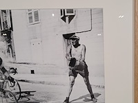 Afbeelding in lijst, een toeschouwer zorgt bij de tour de france voor verkoelng voor de renners aldo ronconni en maurice diot - afbeelding 4 van  7