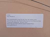 Afbeelding in lijst, een toeschouwer zorgt bij de tour de france voor verkoelng voor de renners aldo ronconni en maurice diot - afbeelding 7 van  7