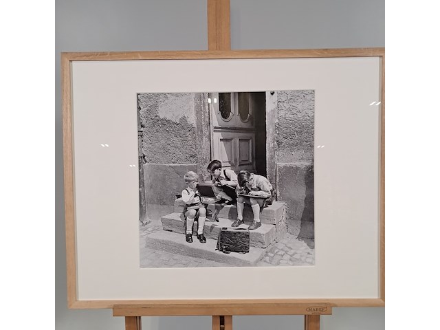 Afbeelding in lijst, hille kleinstra, schooljongens bezig met lei en griffel - afbeelding 1 van  5