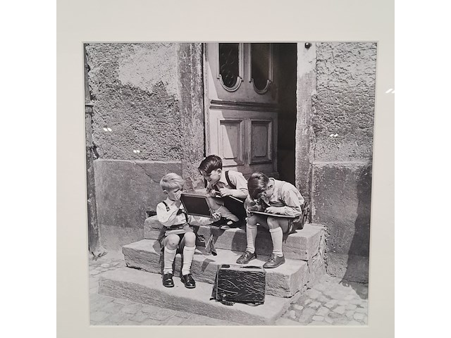 Afbeelding in lijst, hille kleinstra, schooljongens bezig met lei en griffel - afbeelding 2 van  5