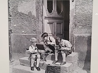 Afbeelding in lijst, hille kleinstra, schooljongens bezig met lei en griffel - afbeelding 2 van  5