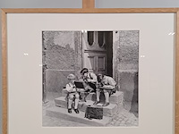 Afbeelding in lijst, hille kleinstra, schooljongens bezig met lei en griffel - afbeelding 1 van  6