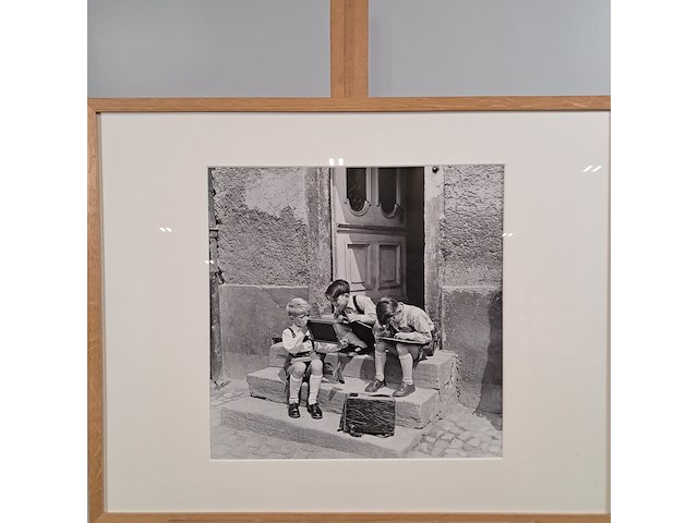 Afbeelding in lijst, hille kleinstra, schooljongens bezig met lei en griffel - afbeelding 2 van  6