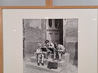 Afbeelding in lijst, hille kleinstra, schooljongens bezig met lei en griffel - afbeelding 2 van  6